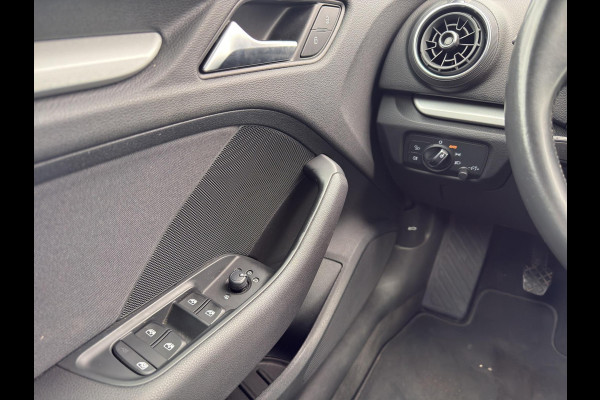 Audi A3 Sportback 30 TFSI | Navi | Airco (automatisch) | Parksenors V+A | 19" Velg | Cruise Control |