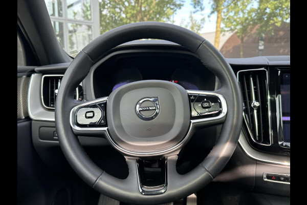 Volvo XC60 2.0 T8 Plug-in hybrid AWD Ultra Dark SOH 100% | 21'' INCH WIELEN | HARMAN KARDON | MEM. SEATS | VOOR & ACHTER STOELEN VERWARMD | STUURWIEL VERWARMD | PANO | KEYLESS | DODE HOEK | RIJKLAAR + 12 MND BOVAG GARANTIE |