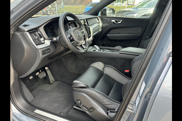 Volvo XC60 2.0 T8 Plug-in hybrid AWD Ultra Dark SOH 100% | 21'' INCH WIELEN | HARMAN KARDON | MEM. SEATS | VOOR & ACHTER STOELEN VERWARMD | STUURWIEL VERWARMD | PANO | KEYLESS | DODE HOEK | RIJKLAAR + 12 MND BOVAG GARANTIE |