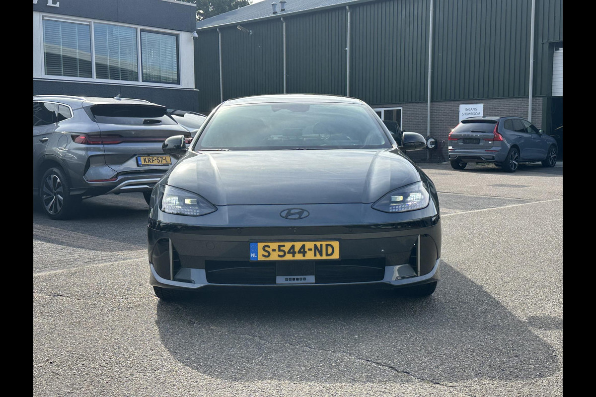 Hyundai IONIQ 6 First Edition AWD 77.4 kWh SOH 100% | PANO | STOEL VERWAMRING VOOR & ACHTER | MEM. SEAT | ELEK. STOELEN | BOSE BOXEN | 360 CAMERA | FABRIEKS GARANTIE TM 03-2028 | RIJKLAAR ! |