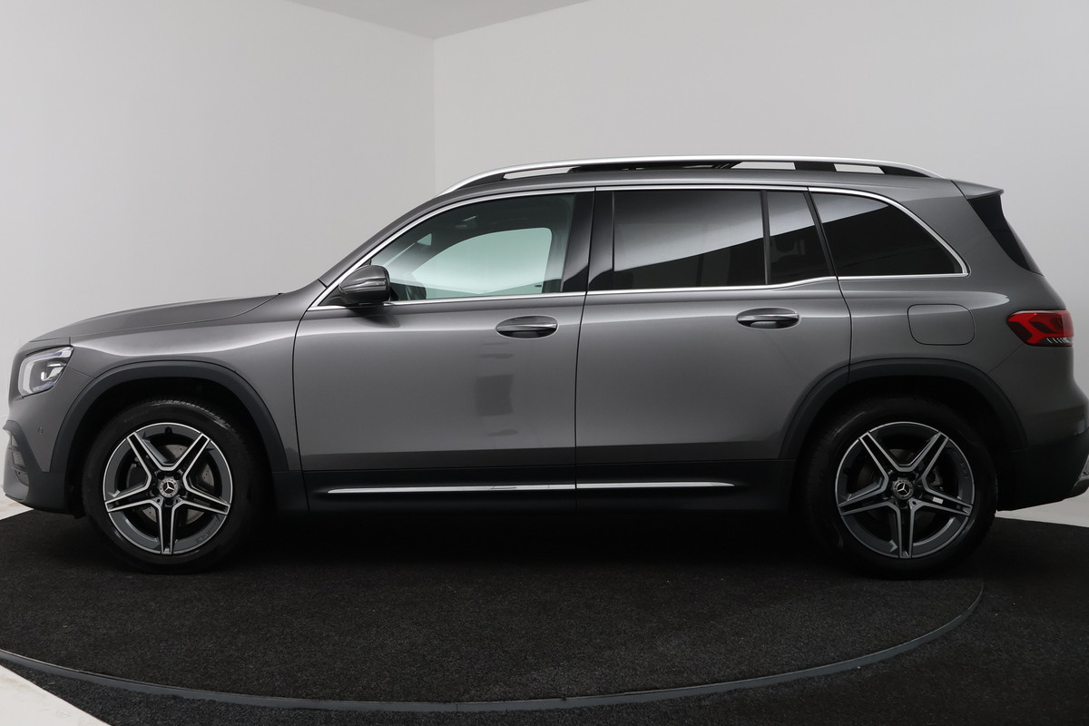 Mercedes-Benz Glb 200 Business Solution AMG (PANORAMADAK, SFEERVERLICHTING, TREKHAAK WEGKLAPBAAR, STOELVERWARMING, ELEKTR STOELEN)