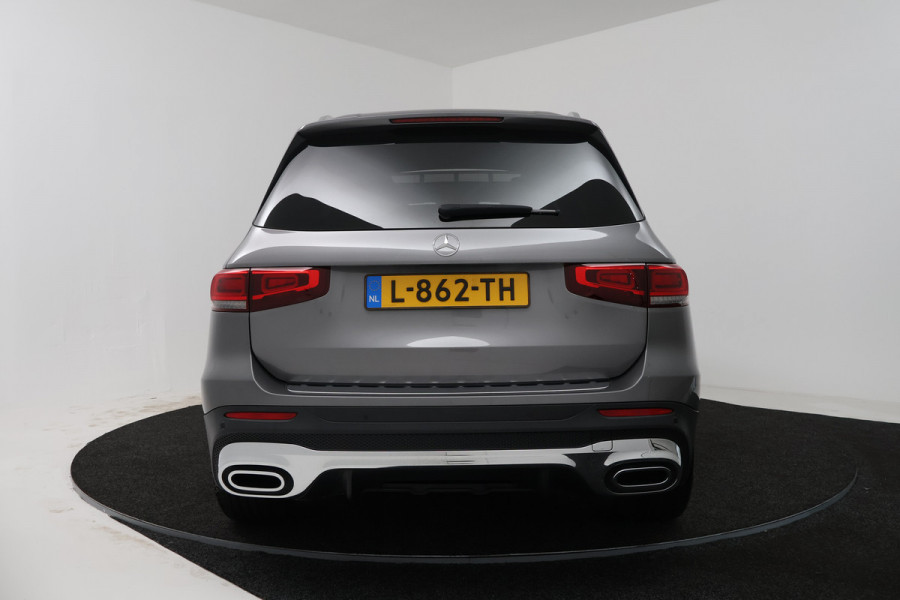 Mercedes-Benz Glb 200 Business Solution AMG (PANORAMADAK, SFEERVERLICHTING, TREKHAAK WEGKLAPBAAR, STOELVERWARMING, ELEKTR STOELEN)