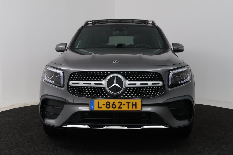 Mercedes-Benz Glb 200 Business Solution AMG (PANORAMADAK, SFEERVERLICHTING, TREKHAAK WEGKLAPBAAR, STOELVERWARMING, ELEKTR STOELEN)