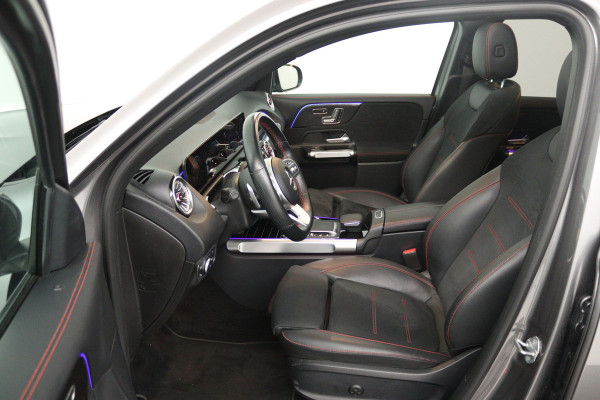 Mercedes-Benz Glb 200 Business Solution AMG (PANORAMADAK, SFEERVERLICHTING, TREKHAAK WEGKLAPBAAR, STOELVERWARMING, ELEKTR STOELEN)