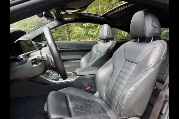 BMW 4 Serie Coupé 420i High Executive M-Pakket GARANTIE TOT 07-2032* . PANORAMA-DAK . PARKEERSENSOREN VOOR & ACHTER . STOELVERWARMING . 1E EIGENAAR! .