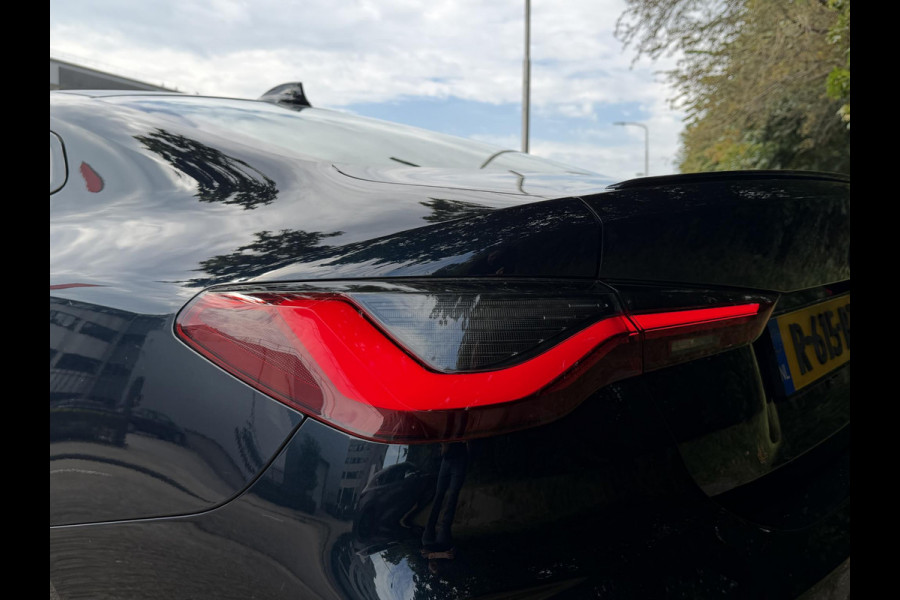BMW 4 Serie Coupé 420i High Executive M-Pakket GARANTIE TOT 07-2032* . PANORAMA-DAK . PARKEERSENSOREN VOOR & ACHTER . STOELVERWARMING . 1E EIGENAAR! .