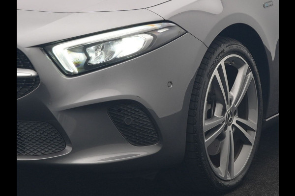 Mercedes-Benz A-Klasse 250 e Progressive PHEV 218pk Dealer O.H. | Camera | Lederen Sportstoelen Ventilatie & Verwarmd | Burmester Audio | Blis | Sfeerverlichting | Apple Carplay | LED Koplampen | Cruise Control | Navigatie | DAB | 19"L.M | Plug In Hybrid