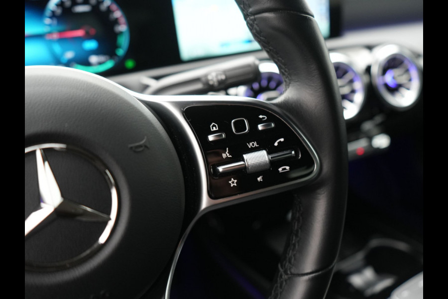 Mercedes-Benz A-Klasse 250 e Progressive PHEV 218pk Dealer O.H. | Camera | Lederen Sportstoelen Ventilatie & Verwarmd | Burmester Audio | Blis | Sfeerverlichting | Apple Carplay | LED Koplampen | Cruise Control | Navigatie | DAB | 19"L.M | Plug In Hybrid