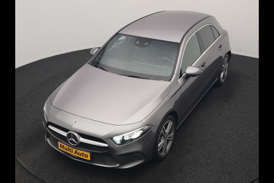 Mercedes-Benz A-Klasse 250 e Progressive PHEV 218pk Dealer O.H. | Camera | Lederen Sportstoelen Ventilatie & Verwarmd | Burmester Audio | Blis | Sfeerverlichting | Apple Carplay | LED Koplampen | Cruise Control | Navigatie | DAB | 19"L.M | Plug In Hybrid