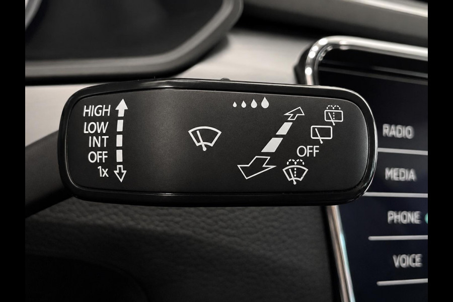Škoda Superb Combi 1.4 TSI DSG iV Business Edition Plus SoH 92% Trekhaak Camera Navi Carplay DCC Stoelverwarming Verwarmbare Voorruit Cruise Control Full LED PDC VA