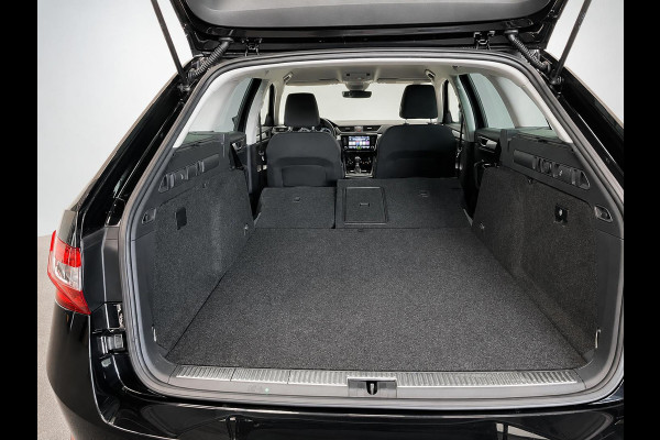Škoda Superb Combi 1.4 TSI DSG iV Business Edition Plus SoH 92% Trekhaak Camera Navi Carplay DCC Stoelverwarming Verwarmbare Voorruit Cruise Control Full LED PDC VA