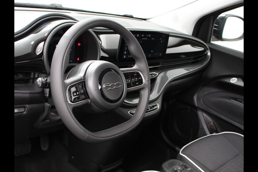 Fiat 500E Berline 42 kWh Automaat Climate control Cruise control Achteruitrijcamera Led Navigatie Apple Carplay/ Android Auto Lichtmetalen velgen Stoelverwarming