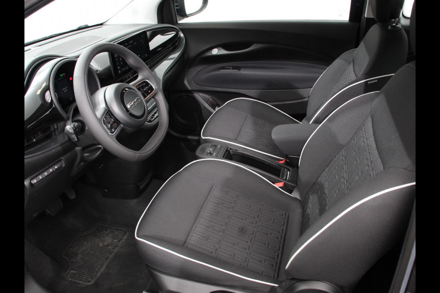 Fiat 500E Berline 42 kWh Automaat Climate control Cruise control Achteruitrijcamera Led Navigatie Apple Carplay/ Android Auto Lichtmetalen velgen Stoelverwarming