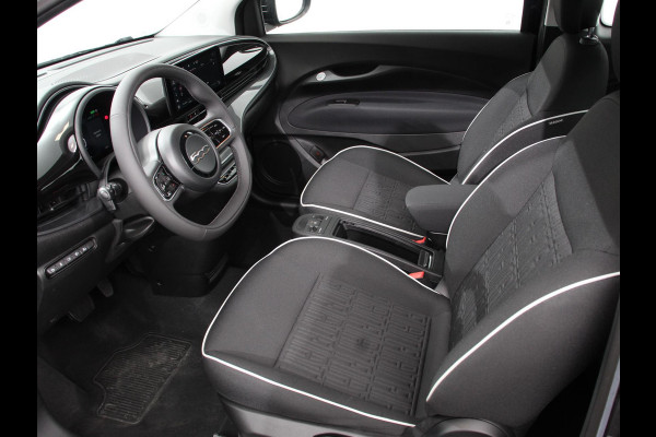 Fiat 500E Berline 42 kWh Automaat Climate control Cruise control Achteruitrijcamera Led Navigatie Apple Carplay/ Android Auto Lichtmetalen velgen Stoelverwarming