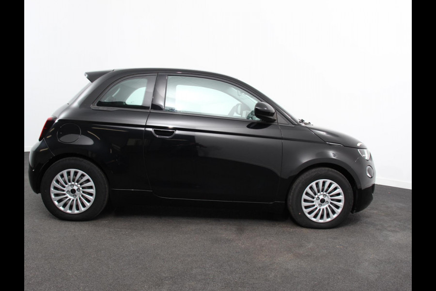 Fiat 500E Berline 42 kWh Automaat Climate control Cruise control Achteruitrijcamera Led Navigatie Apple Carplay/ Android Auto Lichtmetalen velgen Stoelverwarming