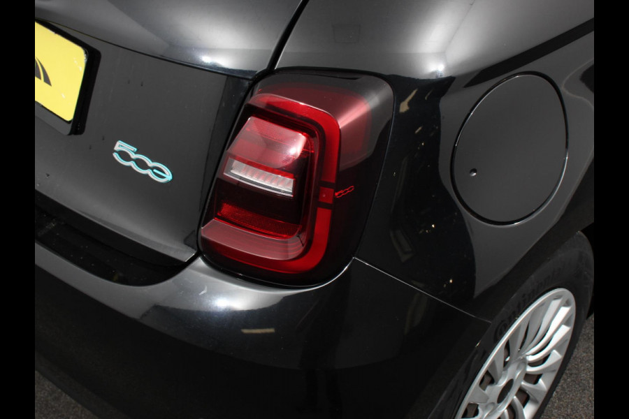 Fiat 500E Berline 42 kWh Automaat Climate control Cruise control Achteruitrijcamera Led Navigatie Apple Carplay/ Android Auto Lichtmetalen velgen Stoelverwarming