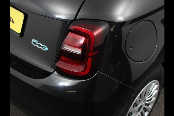 Fiat 500E Berline 42 kWh Automaat Climate control Cruise control Achteruitrijcamera Led Navigatie Apple Carplay/ Android Auto Lichtmetalen velgen Stoelverwarming
