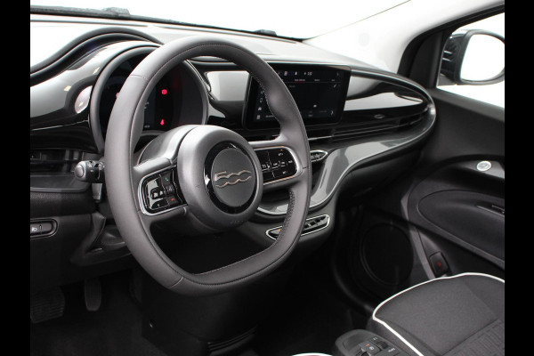 Fiat 500E Berline 42 kWh Automaat Climate control Cruise control Achteruitrijcamera Led Navigatie Apple Carplay/ Android Auto Lichtmetalen velgen Stoelverwarming