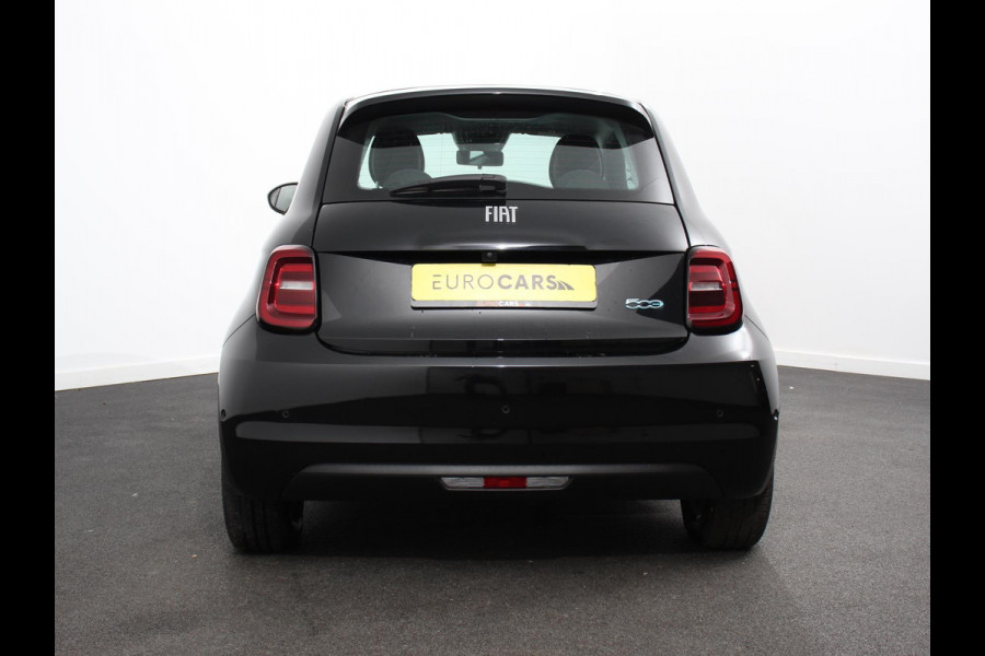 Fiat 500E Berline 42 kWh Automaat Climate control Cruise control Achteruitrijcamera Led Navigatie Apple Carplay/ Android Auto Lichtmetalen velgen Stoelverwarming