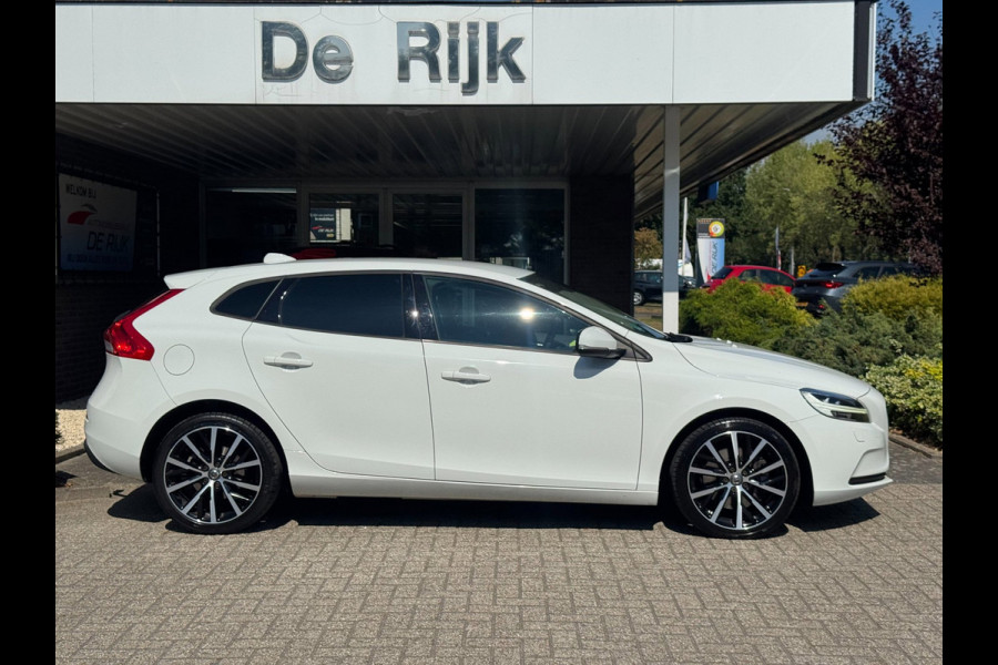 Volvo V40 1.5 T2 Nordic+ | Carplay/Android, Cruise, Stoelverw., Leder, Clima, Trekhaak | |
