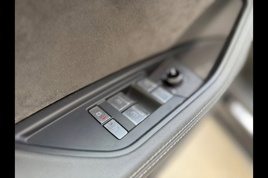 Audi e-tron Sportback 50 quattro S-Line edition (NL-auto, Panorama, StoelV, Carplay, Camera, PDC, Etc)