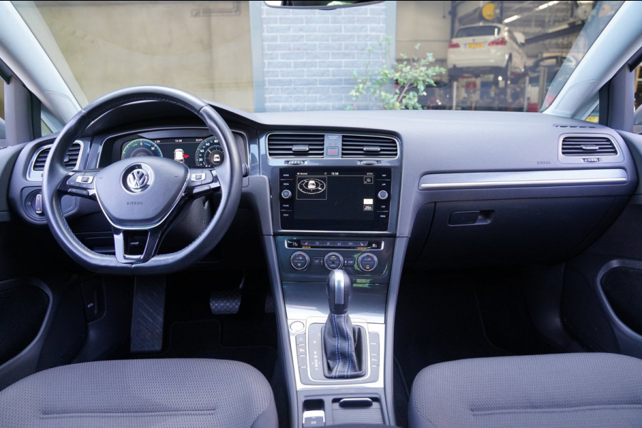Volkswagen e-Golf E-DITION|Prijs rijklaar incl 12 mnd garantie|Warmtepomp Camera Navi Blindspot Stoelverwarming