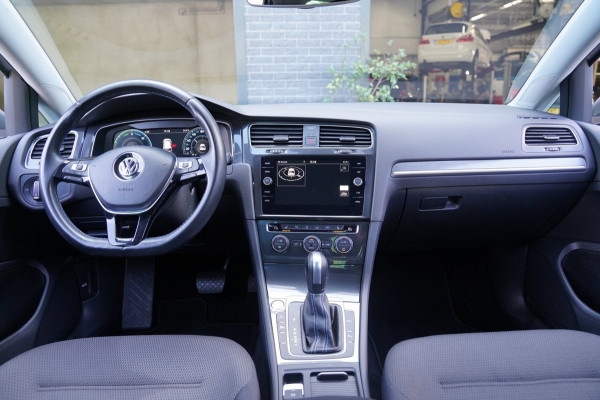 Volkswagen e-Golf E-DITION|Prijs rijklaar incl 12 mnd garantie|Warmtepomp Camera Navi Blindspot Stoelverwarming