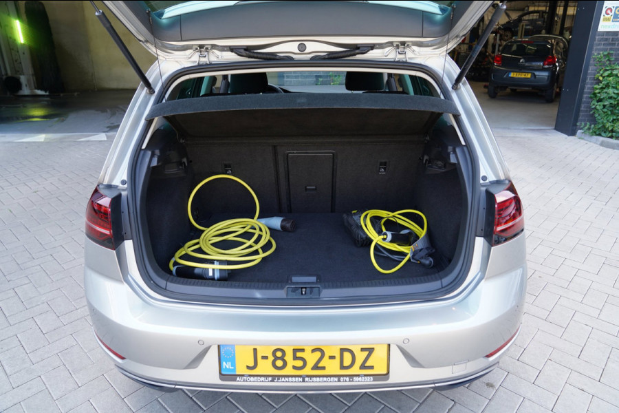 Volkswagen e-Golf E-DITION|Prijs rijklaar incl 12 mnd garantie|Warmtepomp Camera Navi Blindspot Stoelverwarming