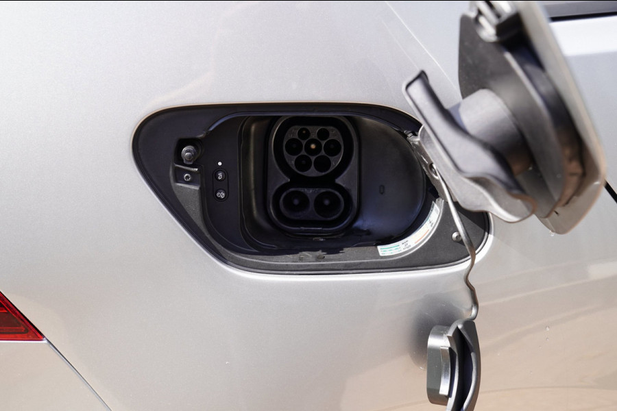 Volkswagen e-Golf E-DITION|Prijs rijklaar incl 12 mnd garantie|Warmtepomp Camera Navi Blindspot Stoelverwarming