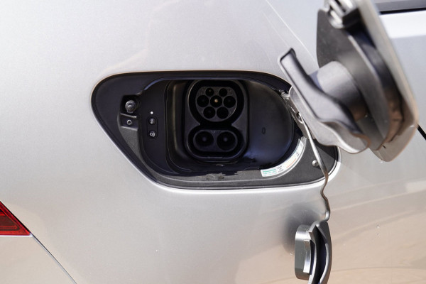 Volkswagen e-Golf E-DITION|Prijs rijklaar incl 12 mnd garantie|Warmtepomp Camera Navi Blindspot Stoelverwarming