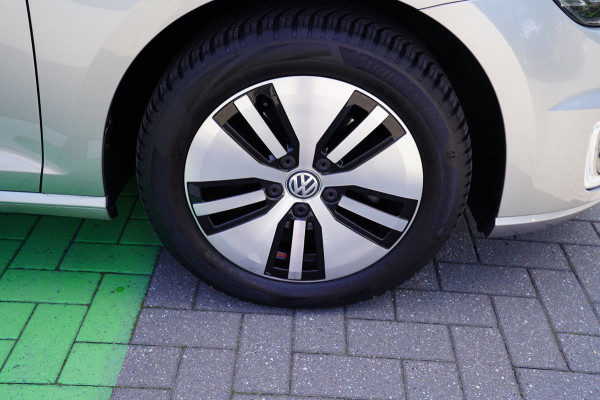 Volkswagen e-Golf E-DITION|Prijs rijklaar incl 12 mnd garantie|Warmtepomp Camera Navi Blindspot Stoelverwarming