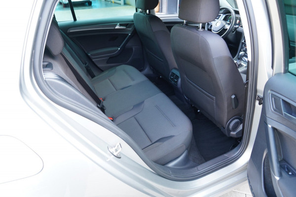 Volkswagen e-Golf E-DITION|Prijs rijklaar incl 12 mnd garantie|Warmtepomp Camera Navi Blindspot Stoelverwarming