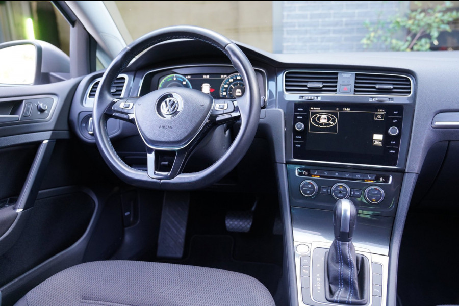 Volkswagen e-Golf E-DITION|Prijs rijklaar incl 12 mnd garantie|Warmtepomp Camera Navi Blindspot Stoelverwarming