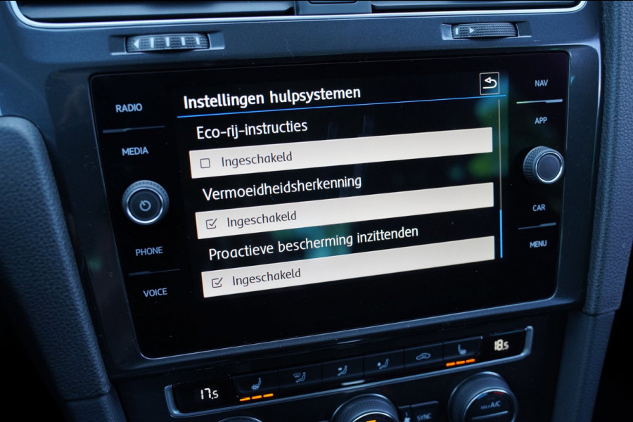 Volkswagen e-Golf E-DITION|Prijs rijklaar incl 12 mnd garantie|Warmtepomp Camera Navi Blindspot Stoelverwarming