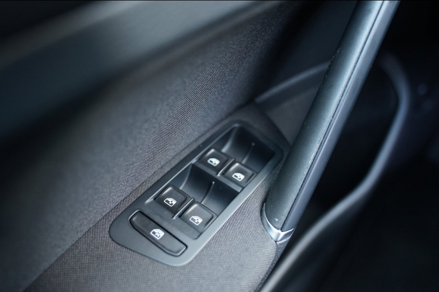 Volkswagen e-Golf E-DITION|Prijs rijklaar incl 12 mnd garantie|Warmtepomp Camera Navi Blindspot Stoelverwarming