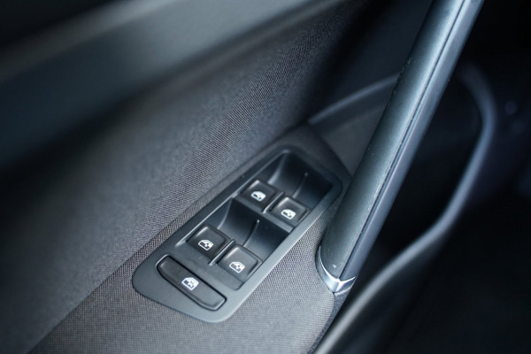 Volkswagen e-Golf E-DITION|Prijs rijklaar incl 12 mnd garantie|Warmtepomp Camera Navi Blindspot Stoelverwarming