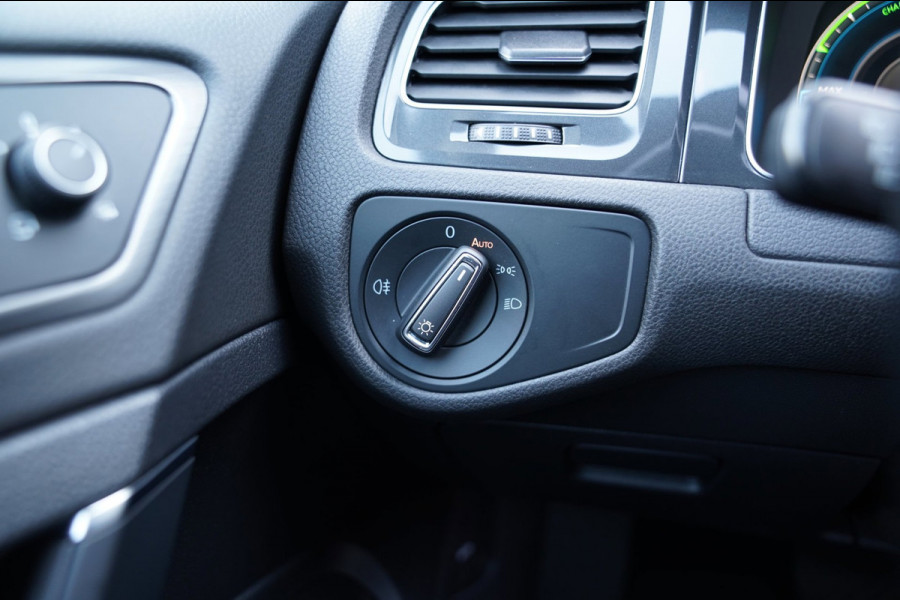 Volkswagen e-Golf E-DITION|Prijs rijklaar incl 12 mnd garantie|Warmtepomp Camera Navi Blindspot Stoelverwarming