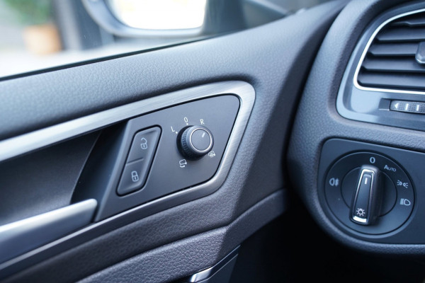Volkswagen e-Golf E-DITION|Prijs rijklaar incl 12 mnd garantie|Warmtepomp Camera Navi Blindspot Stoelverwarming