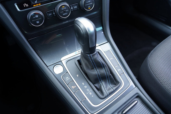 Volkswagen e-Golf E-DITION|Prijs rijklaar incl 12 mnd garantie|Warmtepomp Camera Navi Blindspot Stoelverwarming
