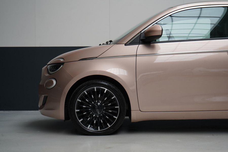 Fiat 500 La Prima 42 kWh | SoH 97,6% | Leder | Lm velgen | Navigatie | Carplay |