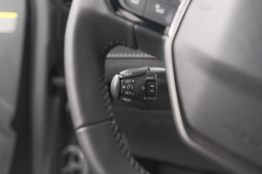 Peugeot 2008 1.2 Hybrid 145 Allure | Apple Carplay | Climate Control | Parkeersensoren Voor + Achter