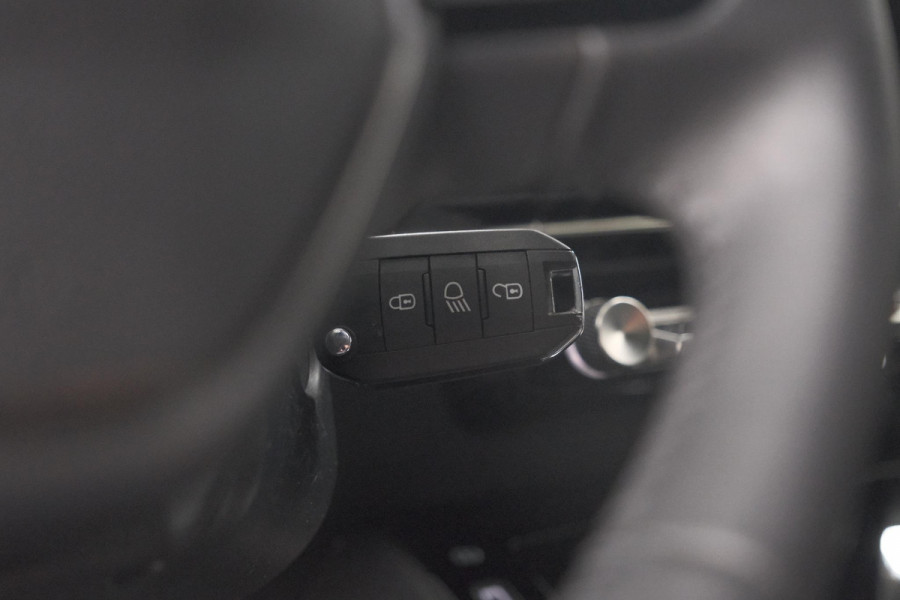 Peugeot 2008 1.2 Hybrid 145 Allure | Apple Carplay | Climate Control | Parkeersensoren Voor + Achter