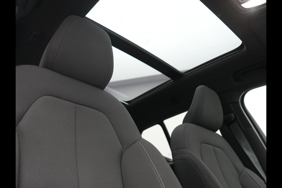Volvo XC40 Recharge Twin Ultimate 82 kWh 408pk Dealer O.H. | Trekhaak Af Fabriek | Panodak | Adaptive Cruise | 360 Camera | Sportstoelen Memory & Verwarmd | Harman / Kardon | Keyless | Blis | Google Assistent | Stuur Verwarmd | Apple Carplay |