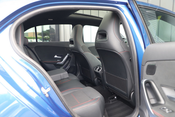 Mercedes-Benz A-Klasse 250e AMG | 218PK | Head-up | Memory | Keyless-go | Sfeerverlichting | Distronic+ | Pano | Multibeam | Standkachel | 2024.