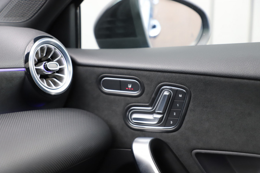 Mercedes-Benz A-Klasse 250e AMG | 218PK | Head-up | Memory | Keyless-go | Sfeerverlichting | Distronic+ | Pano | Multibeam | Standkachel | 2024.