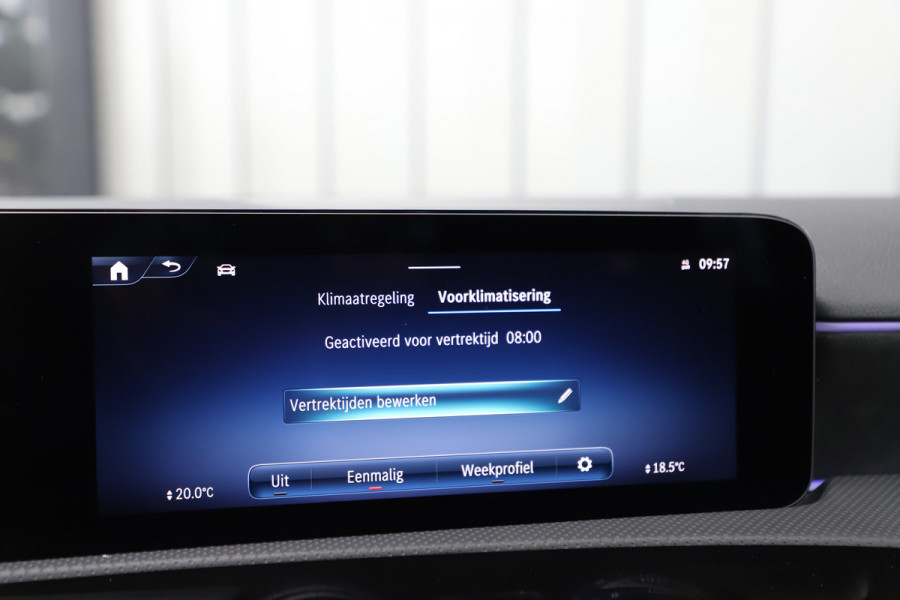 Mercedes-Benz A-Klasse 250e AMG | 218PK | Head-up | Memory | Keyless-go | Sfeerverlichting | Distronic+ | Pano | Multibeam | Standkachel | 2024.