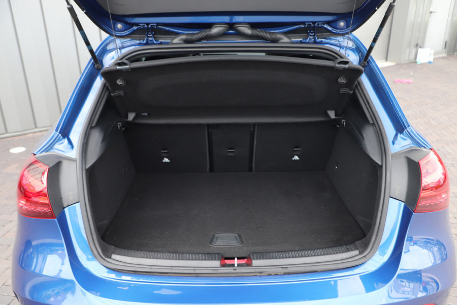 Mercedes-Benz A-Klasse 250e AMG | 218PK | Head-up | Memory | Keyless-go | Sfeerverlichting | Distronic+ | Pano | Multibeam | Standkachel | 2024.