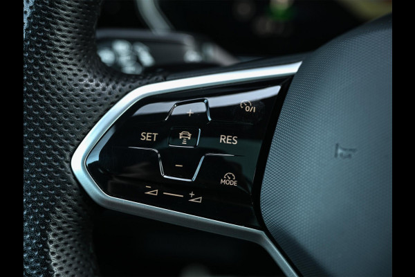 Volkswagen Touareg 3.0 TSi eHybrid 4MOTION R | 462PK | Panoramadak | SOH 95% | Night Vision | Massage + Ventilatie | HUD | Dynaudio | Luchtvering | Adaptive Cruise | Ambiance Interieur | Keyless Entry | Stoelverwarming V+A | Stuurverwarming | Trekhaak |