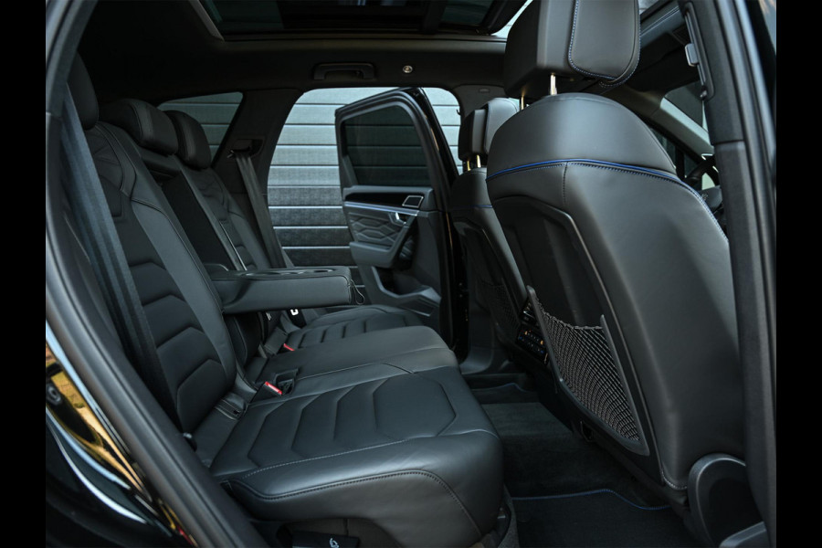 Volkswagen Touareg 3.0 TSi eHybrid 4MOTION R | 462PK | Panoramadak | SOH 95% | Night Vision | Massage + Ventilatie | HUD | Dynaudio | Luchtvering | Adaptive Cruise | Ambiance Interieur | Keyless Entry | Stoelverwarming V+A | Stuurverwarming | Trekhaak |
