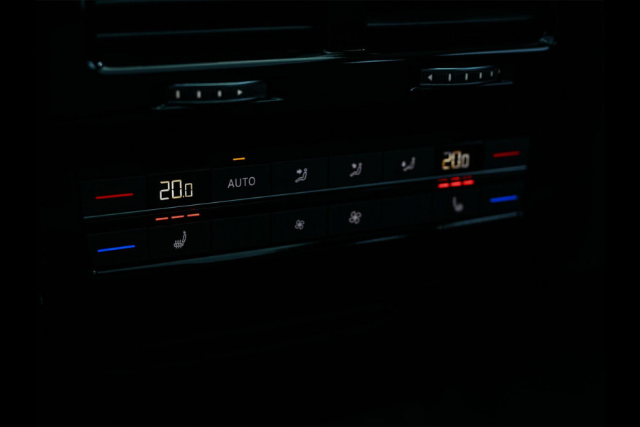 Volkswagen Touareg 3.0 TSi eHybrid 4MOTION R | 462PK | Panoramadak | SOH 95% | Night Vision | Massage + Ventilatie | HUD | Dynaudio | Luchtvering | Adaptive Cruise | Ambiance Interieur | Keyless Entry | Stoelverwarming V+A | Stuurverwarming | Trekhaak |